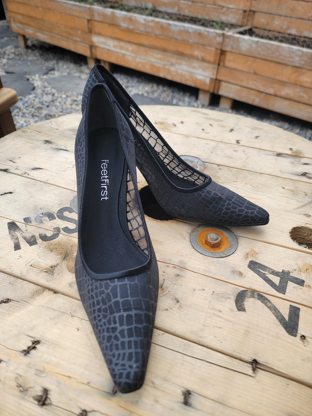 FeetFirst Black Croc-Embossed‎ Mesh Pointed Toe Pumps Womens Size 8